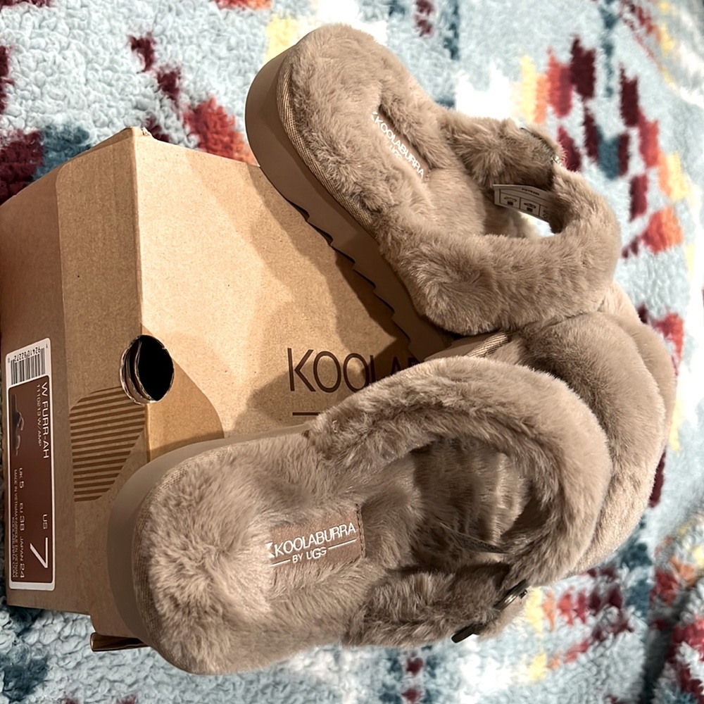 New Koolaburra by UGG never been worn!!